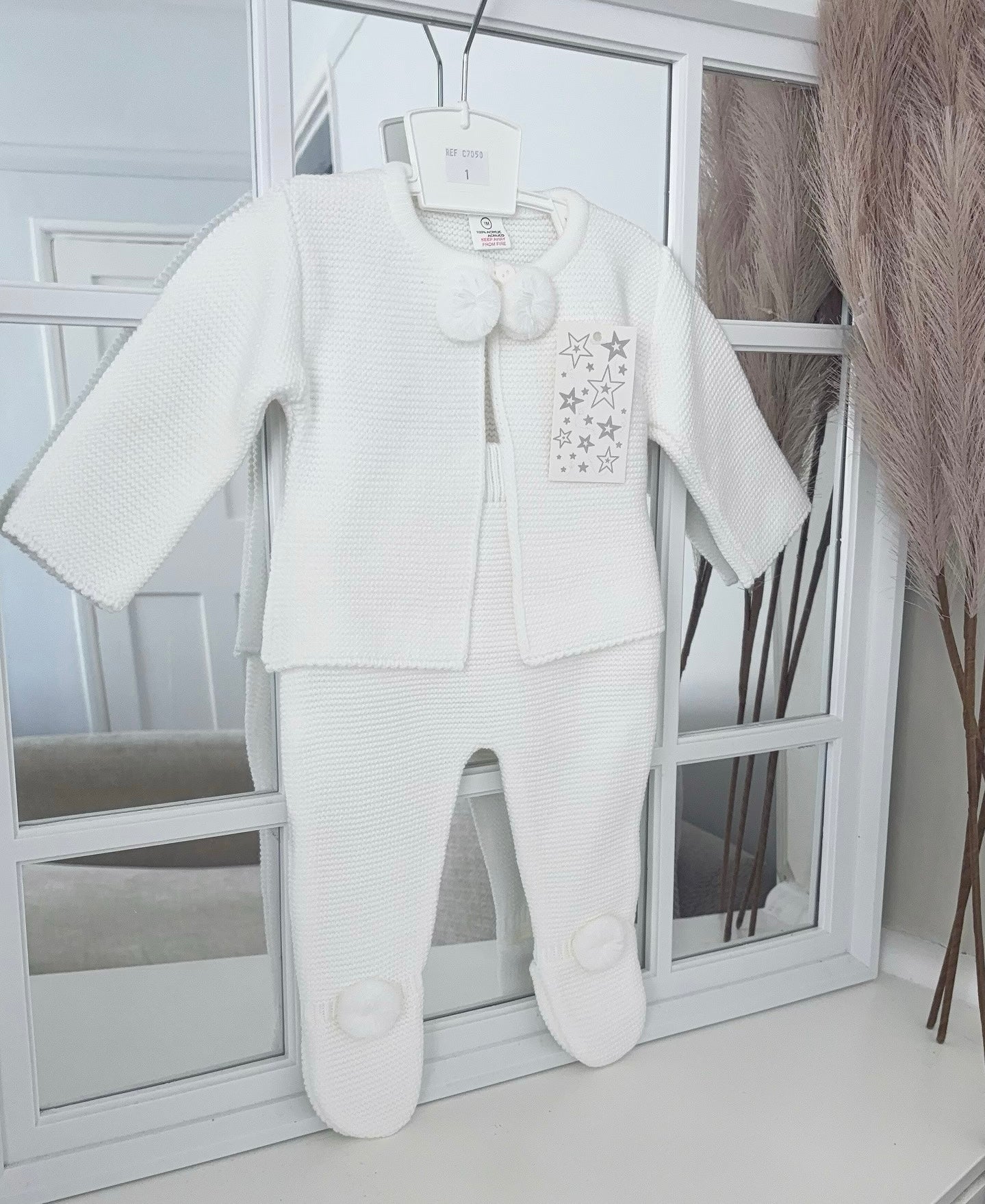 Unisex white knitted ‘Pompom’ set