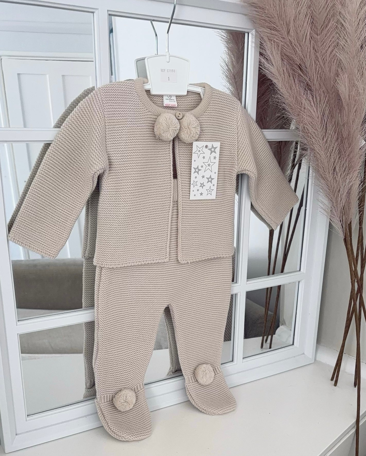 Unisex beige knitted ‘Pompom’ set