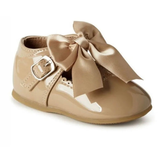 Baby girls Camel Patent shoes with bow