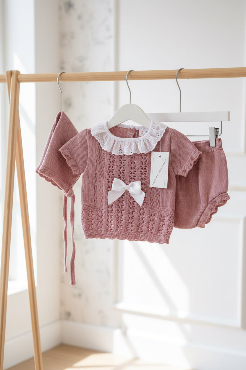 Baby girl’s knitted set with bonnet